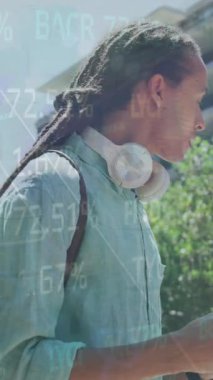 Akıllı telefondan taksi çağıran Afro-Amerikan bir adamın borsa veri işleme animasyonu. Küresel ekonomi ve iş teknolojisi kavramı