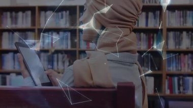 Kütüphanedeki öğrenci tıkırdatma tableti, açık avuç içinde bağlantı gösteren dünyayı oluşturan düğümleri başlatıyor. Dijital, bağlantı, yenilik, fütüristik, bilgi, işbirliği, eğitim