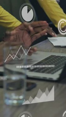 Ofisteki çeşitli iş adamları üzerinde ikonlar ve veri işleme animasyonları. Küresel finans, iş, bağlantılar, hesaplama ve veri işleme kavramı dijital olarak oluşturulmuş video.