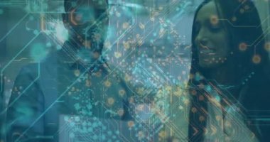 Kadın ve erkek teknik şemaları gözden geçiriyorlar koridorda yürüyorlar ve devreyi etkinleştiriyorlar. Teknoloji, yenilik, takım çalışması, profesyonel, dijital, işbirliği, ofis