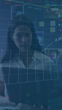 Ofiste dizüstü bilgisayarla tartışan çeşitli meslektaşlar üzerinde borsa veri işleme animasyonu. Küresel ekonomi ve iş teknolojisi kavramı