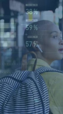 Şehirdeki kadın üzerinde finansal veri işleme animasyonu. Küresel iş, bağlantılar, hesaplama, dijital arayüz ve dijital olarak oluşturulmuş video işleme kavramı.