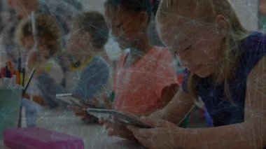 Sınıfta hızlı tıkırtı tabletleri alan çocuklar, öğretmen etkileşimi gözlemliyor. Eğitim, teknoloji, öğrenme, sınıf, öğrenciler, dijital, işbirliği
