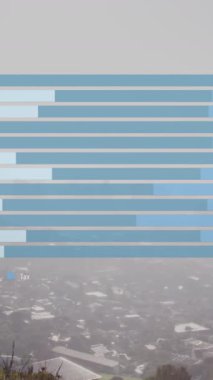 Gökyüzüne karşı modern şehir manzarasının hava görüntüsü üzerinden çubuk grafiklerinin animasyonu. Dijital bileşik, çoklu pozlama, rapor, iş yeri, binalar, mimari ve teknoloji kavramı.