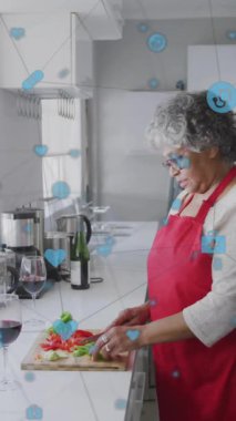 Kıdemli Afro-Amerikan çifti aşçılığıyla ilgili simgelerle olan bağlantıların animasyonu. Sosyal medya, emeklilik ve dijital arayüz kavramı dijital olarak oluşturulmuş video.