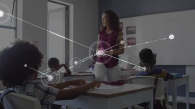 Öğretmen sınıfını selamlarken, öğrenci ve öğretmeni birbirine bağlayan grafikler, öğrenci elini kaldırıyor. Eğitim, sınıf, işbirliği, öğrenme, dijital bağlantı, öğrenci bağlılığı, takım çalışması