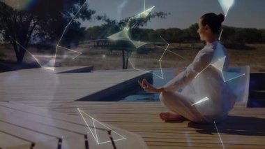 Kadın dışarıda el ele tutuşuyor, ağ hatları kuruyor dönen küresel görselleştirme teknolojisine dönüşüyor. Meditasyon, sükunet, dijital, bağlantı, farkındalık, doğal, fütüristik