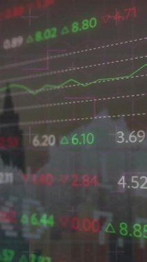 Siyah arka planda veri işleme ve şehir manzarasının animasyonu. Küresel iş ve dijital arayüz kavramı dijital olarak oluşturulmuş video.