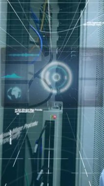 Kapsamlı tarama ve veri işleme animasyonunun bilgisayar sunucusundan Kafkas erkek teknisyenlere aktarılması. küresel hesaplama ve veri işleme kavramı dijital olarak oluşturulmuş video.