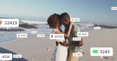 Romantik çift güneşli plaja gidiyor ve büyümeyi takip eden animasyon sosyal medya ikonları kullanıyor. Romantizm, bağlantı, kutlama, deniz kenarı, mutluluk, dijital, bağlılık