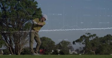 Golf sahasında geriye doğru kayan bir golfçü salıncak veri teknolojisini analiz ediyor. Atletik, hassas, ekipman, açık hava, spor, odaklanma, performans