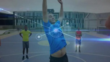 Mavi gömlekli oyuncu bir kez salya akıtıyor ve basketbol verileri için teknolojik dijital kaplamaları başlatıyor. Atletik, takım çalışması, kentsel, performans, yenilik, fitness, dijital