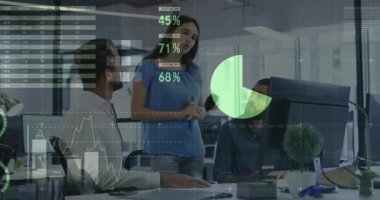 İki erkek akıllı telefonları dinleyen ve veri analizi için animasyon çizelgelerine sebep olan kadını izliyor. İşbirliği, analitik, takım çalışması, dijital, modern, sunum, iş