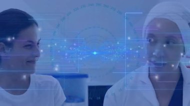 Klinik veri örtüsü altında iş arkadaşınla birlikte denetleme için kadın kaldırma aplikatörü. İşbirliği, teknoloji, yenilik, profesyonellik, refah, arayüz, fütüristik