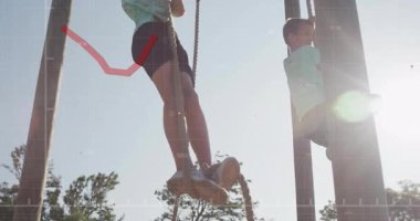 İki çocuk halat yakalıyor ve kırmızı çizelgeyle parka tırmanıyor. Sağlık durumları iyiye gidiyor. Çocuklar, macera, açık hava, eğlence, aktivite, arkadaşlık, coşku