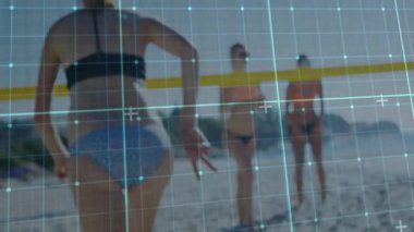 Plaj voleybolcuları savunma pozisyonu alıyorlar. Kum sahası üzerinde net servis bekliyorlar. Atletik, takım çalışması, boş zaman, güneşli, rekabet, açık hava, canlı