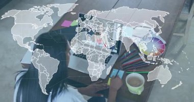 Harita yaratıcı takımı birleştirirken, tasarımcı çağrıyı başlatıyor ve renk notlarını karalıyor. İşbirliği, yaratıcılık, dijital, çalışma alanı, iletişim, yenilik, tasarım