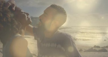 Şefkat rehberi çift, kayalık sahil adamının saçlarını tararken romantik bir reklam öpüşmesi, dans eden lensler. Romantizm, samimiyet, günbatımı, aşk, doğa, sükunet, şefkat