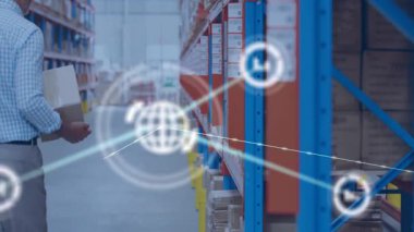 Depo işçisi koridora giriyor ve kırmızı deliğe bir kutu yerleştiriyor. Envanter takibi için büyüyen bir kaplama. Lojistik, tedarik zinciri, otomasyon, veri analizi, sanayi, verimlilik, envanter