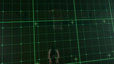 Şebeke atlet siluetini etkinleştiriyor, spor teknolojisi analizi için ilaç topunu kaldırıyor. Fitness, biomekanik, hareket analizi, spor bilimi, dengeleme, kentsel, enerjik