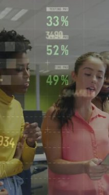 Muhtelif meslekdaşların ofiste tartışırken ve gülümserken veri işleme animasyonu. Bilgisayar arayüzü ve iş veri teknolojisi kavramı