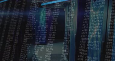 Kamera sunucu koridorunda hata ayıklamak için ilerlerken dijital kaplama tarama günlükleri başlatılıyor. Teknoloji, siber güvenlik, veri, ağ, altyapı, fütürist, tanı