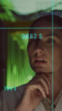 Beyaz kadın üzerinde bilgisayar sunucuları tarafından veri işleme animasyonu. Küresel iş, bilgisayar, veri işleme ve bağlantılar konsepti dijital olarak oluşturulmuş video.