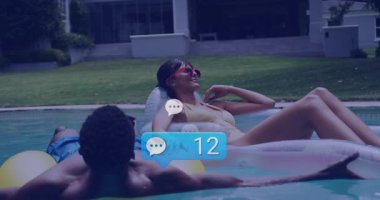 Arka bahçedeki havuzda yüzen bir çift mesaj sayısıyla yükselen dijital sohbet baloncukları alıyor. Rahatlama, rahatlama, açık hava, modern, canlı, bağlantı, huzur.