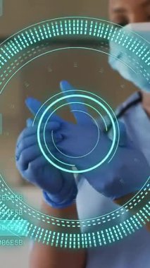 Afrika kökenli Amerikalı kadın doktor üzerinde yapılan tarama ve veri işleme animasyonları. Küresel tıp, sağlık, bilgisayar ve dijital arayüz kavramı dijital olarak oluşturulmuş video.