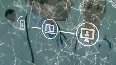 Tıp doktoru tablet laptop ve masaüstü simgeleriyle ağ oluşturan bir bağlantı çiziyor. Sağlık, işbirliği, teknoloji, dijital, yenilik, iletişim, profesyonellik