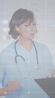 Doktorlar hasta verilerini tıbbi istatistikler ve grafikler üzerinden gözden geçiriyorlar. Sağlık, takım çalışması, analiz, araştırma, profesyoneller, teknoloji