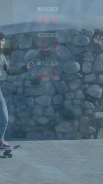 Kaykaylı beyaz bir kadın üzerinde küre ve simgelerin canlandırılması. Küresel iş, finans, hesaplama ve veri işleme kavramı dijital olarak oluşturulmuş video.