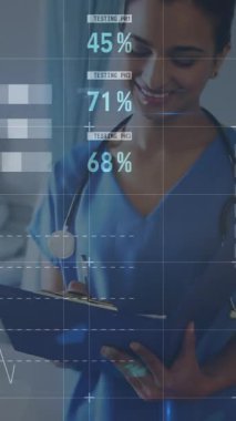 Kadın doktor üzerine finansal grafiklerin animasyonu. sağlık, ilaç, finans ve ekonomi konsepti dijital olarak oluşturulmuş video.