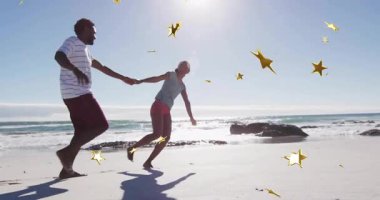 Adam, pazarlama için yıldız kaplamalarıyla kumsalda koşan bir kadını çekerek döndürüyor. Romantizm, neşe, canlılık, eğlence, açık hava, tazelik, uyum.