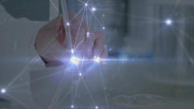 Bilim adamının eldivenli eli nabız düğümlerine tepki veriyor ve laboratuvar analizi için mataradaki çözeltiyi karıştırıyor. Araştırma, yenilik, teknoloji, deney, kimya, bilim, dijital