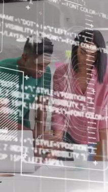 Çeşitli meslektaşların iş tartışmaları üzerine veri işleme ve diyagramların animasyonu. Küresel iş, takım çalışması ve dijital arayüz kavramı dijital olarak oluşturulmuş video.