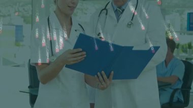 Tıp yanlısı ve doktor hemşire masasında mavi klasörü açıp animasyon çizelgelerini inceliyor. Tıbbi, işbirliği, profesyonellik, sağlık hizmetleri, klinik, belgeler, takım çalışması