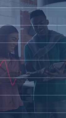 Muhtelif erkek ve kadınların ofiste tartıştığı istatistiksel veri işleme animasyonu. Bilgisayar arayüzü ve iş veri teknolojisi kavramı