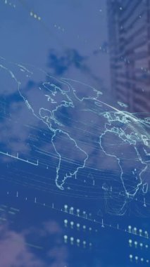 Bulutlu gökyüzüne karşı binanın düşük açılı görüntüsünde harita, dünya ve yükleme çubukları animasyonu. Dijital bileşim, çoklu pozlama, küreselleşme, ilerleme, iş ve mimari kavram.