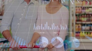 Perakende reyonunda yürümek, alışveriş arabasında durmak, haritaları izlemek, harcamaları takip etmek, onaylamak. Teknoloji, finans, analitik, tüketici, yaşam tarzı, modern, iş