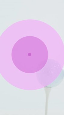 Mor dairelerin animasyonu ve golf topları üzerinde göğüs kanseri farkındalığı. Göğüs kanseri pozitif farkındalık kampanyası konsepti dijital olarak üretildi.