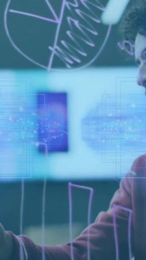 Şeffaf tahtada yazıyor, dijital veri işleme animasyonunda genç bir profesyonel. Teknoloji, yenilik, ticaret, strateji, analitik, fütüristik