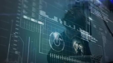 Teknoloji kontrol odasında orta yaşlı bir adam holografik verileri okuyor ve kod parşömeninden sonra cep telefonunu alıyor. Fütüristik, analitik, yenilik, dijital, sürükleyici, iletişim, veri görselleştirme