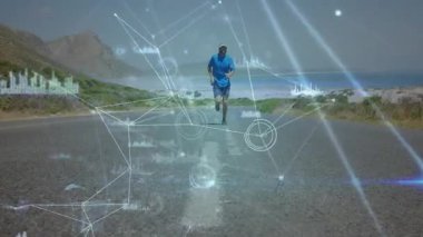 Yetişkin erkek koşucu kıyı koşusuna başlıyor, verileri çizelgelerle örtüyor, göstergeler kümeleniyor. Fitness, teknoloji, görselleştirme, yenilik, performans, sağlık, dayanıklılık