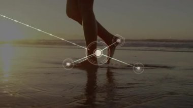 Gün batımında akıntıya kapılıp parlayan dijital ağ örtüsü üreten bir kadın. Deniz kıyısı, zarafet, sükunet, dijital alarm, doğa, farkındalık, bağlantı