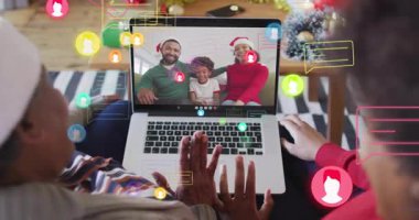 Büyükanneniz ve kızınız tatil görüşmelerini dizüstü bilgisayarla, ikonları canlandırarak ve aileleri selamlayarak yapıyorlar. Aile, bağlantı, kutlama, dijital, festival, teknoloji, sıcaklık