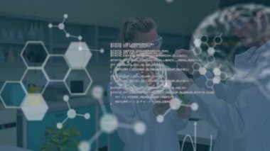 Araştırmacılar laboratuvardaki tesisi tararken AR da 3D beyin moleküler çizelgeleri gösteriyor. Bilim, yenilik, işbirliği, biyoteknoloji, görselleştirme, dijital, gelecek