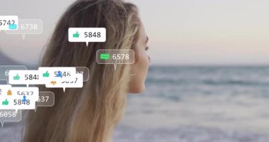 Alacakaranlık plajına bakan bir kadın sosyal medya bildirimlerinin artmasına neden oluyor ve etrafında kayboluyor. Deniz kenarı, tefekkür, dinginlik, dijital, iletişim, sağlık, doğa