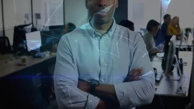 Teknoloji ofisindeki adam dönen dünyaya sürüklenen düğümlere tanık oluyor. Teknoloji, yenilik, bağlantı, dijital, gelecek, işbirliği, modern