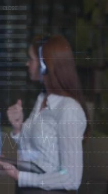 Depodaki finansal veri işleme ve çeşitli işçilerin animasyonu. Dijital olarak oluşturulan küresel finans, dağıtım, gönderme, bilgisayar ve dijital arayüz kavramı.